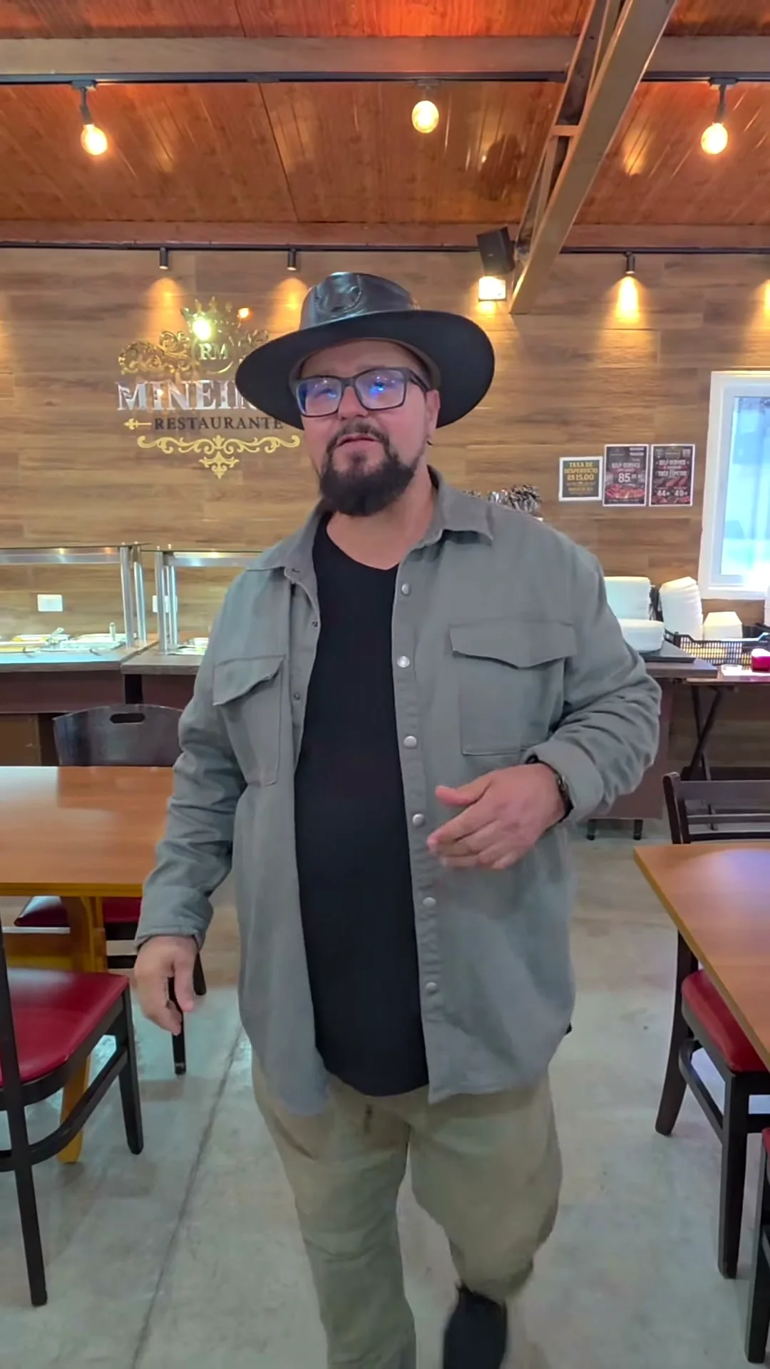 Dono do Mineirão de chapéu no salão do restaurante