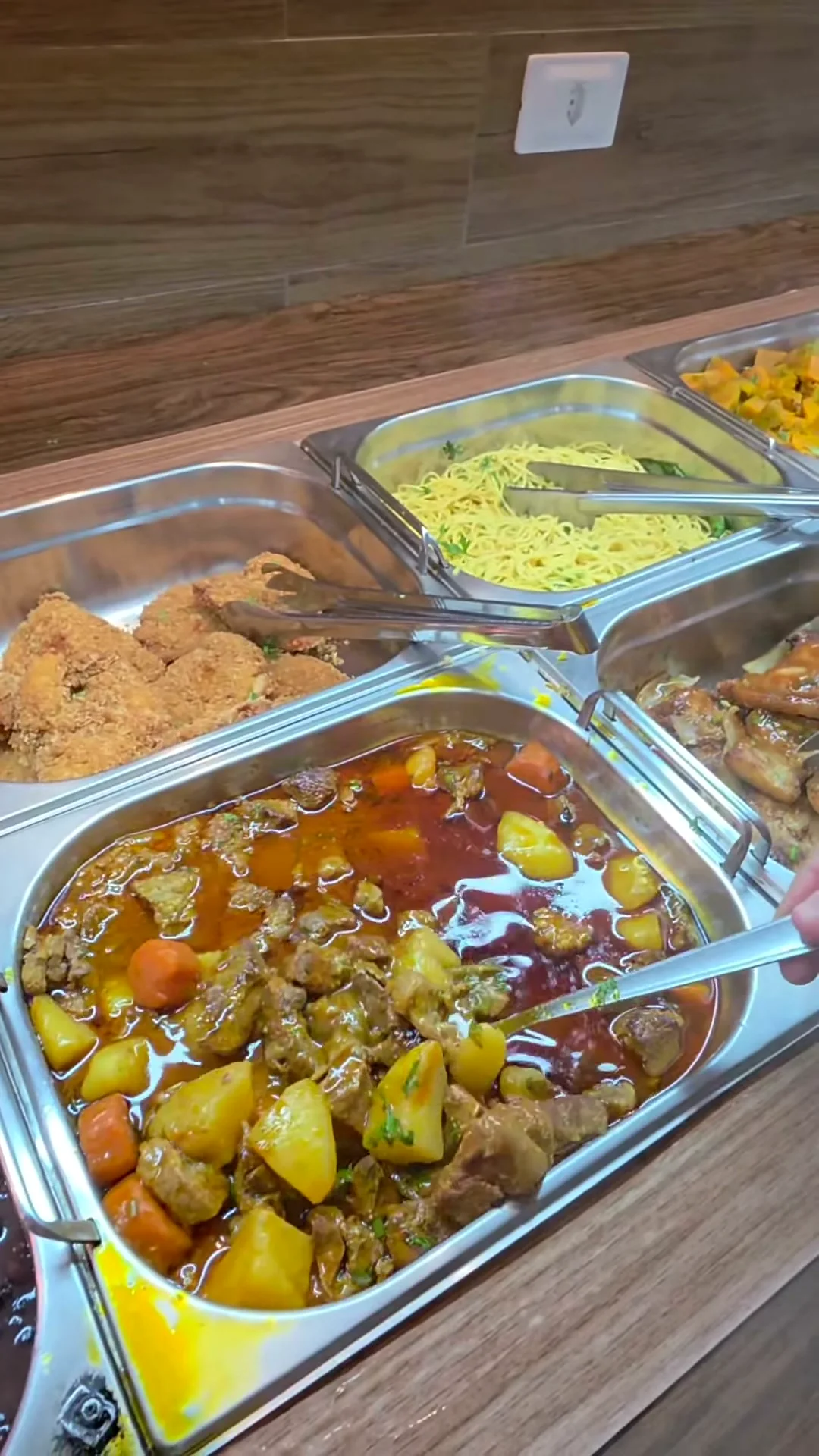Carne de panela com batata no buffet